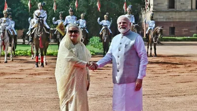 ভারতের রাষ্ট্রপতি ভবনে গার্ড অব অনার গ্রহণের প্রাক্কালে নরেন্দ্র মোদির সঙ্গে বাংলাদেশের প্রধানমন্ত্রী শেখ হাসিনার কুশল বিনিময়। ছবি: সংগৃহীত