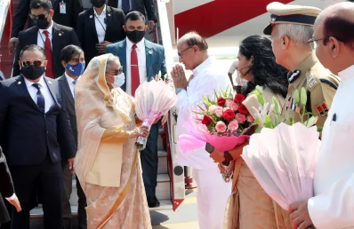 প্রধানমন্ত্রী শেখ হাসিনা জয়পুর আন্তর্জাতিক বিমানবন্দরে পৌঁছালে তাকে রাজস্থান প্রদেশের শিক্ষামন্ত্রী বুলাকি দাস কাল্লা স্বাগত জানান। ছবি: ফোকাস বাংলা