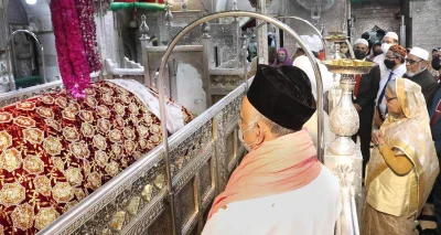 খাজা মঈনুদ্দীন চিশতির মাজার জিয়ারত করছেন প্রধানমন্ত্রী&nbsp;শেখ হাসিনা। ছবি: ফোকাস বাংলা
