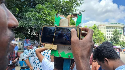 যাত্রীরা রাস্তায় প্রায়ই এই স্ট্যান্ড হাতে ফরিদের দেখা পান