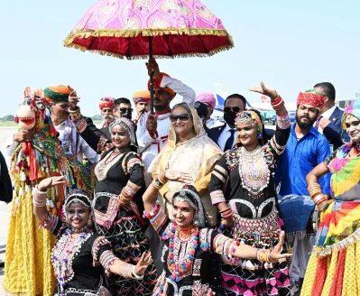 একটি সাংস্কৃতিক দল রাজস্থানের ঐতিহ্যবাহী নৃত্য পরিবেশনের মাধ্যমে শেখ হাসিনাকে অভ্যর্থনা জানান। পরে তিনি শিল্পীদের সঙ্গে গ্রুপ ছবিতে অংশগ্রহণ করেন। ছবি: ফোকাস বাংলা
