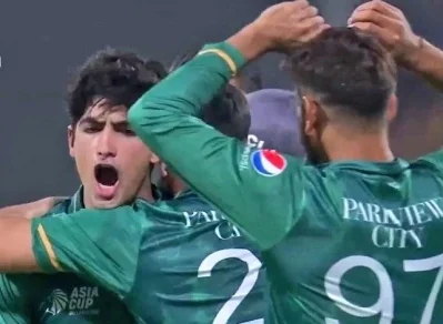 পাকিস্তানের জয়ের নায়ক নাসিমকে ঘিরে সতীর্থদের উল্লাস। 
