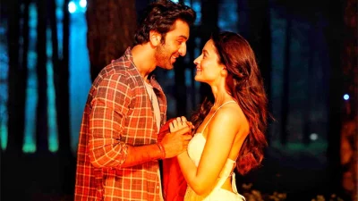 &lsquo;ব্রহ্মাস্ত্র&rsquo; সিনেমার দৃশ্যে রণবীর-আলিয়া