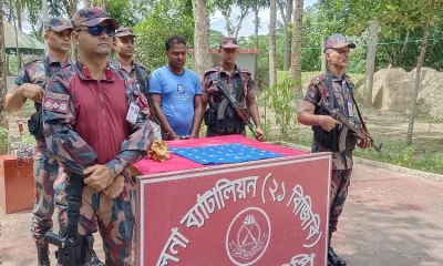 বেনাপোল সীমান্তে আড়াই কোটি টাকার স্বর্ণসহ পাচারকারী আটক। ছবি- ইত্তেফাক