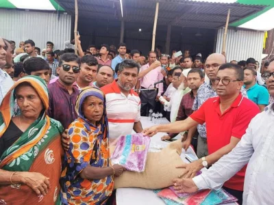 শরীয়তপুরের ভেদরগঞ্জের কাঁচিকাটা ইউনিয়নের বন্যা ও নদী ভাঙন কবলিতদের খাদ্য সহায়তা, নগদ অর্থ ও ঢেউটিন বিতরণী অনুষ্ঠানে পানিসম্পদ উপমন্ত্রী এ কে এম এনামুল হক শামীম।