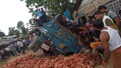 উল্টে যাওয়া ইটভর্তি ট্রাক। ছবি- ইত্তেফাক