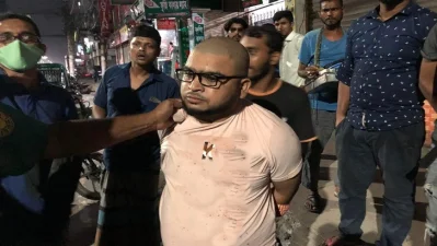 জনতার হাতে আটক ছিনতাইকারী আব্দুস সামাদ
