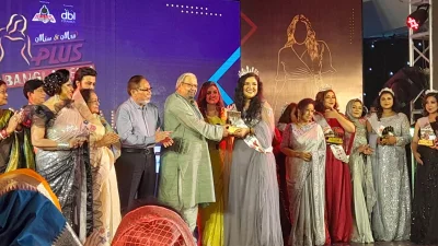 বিজয়ীর হাতে ক্রেস্ট তুলে দিচ্ছেন প্রবাসী কল্যাণ ও বৈদেশিক কর্মসংস্থান মন্ত্রণালয়ের মন্ত্রী ইমরান আহমদ। 