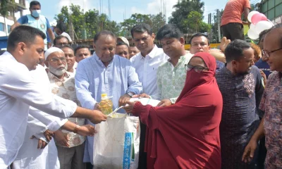 রংপুর নগরীর কেরানীপাড়ায় টিসিবি&rsquo;র পণ্য বিক্রয় কার্যক্রম অনুষ্ঠানে বাণিজ্যমন্ত্রী টিপু মুনশি। ছবি-ইত্তেফাক