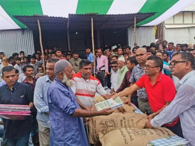 শরীয়তপুরের ভেদরগঞ্জের কাঁচিকাটা ইউনিয়নের বন্যা ও নদী ভাঙন কবলিতদের খাদ্য সহায়তা, নগদ অর্থ ও ঢেউটিন বিতরণী অনুষ্ঠানে পানিসম্পদ উপমন্ত্রী এ কে এম এনামুল হক শামীম