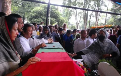 শহীদ মিনারে শ্রদ্ধা জানানো হয়। ছবি: ফোকাস বাংলা