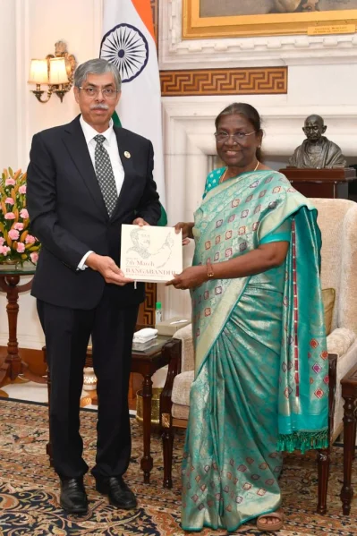 রাষ্ট্রপতিকে বই উপহার দিচ্ছেন মোহাম্মদ ইমরান।