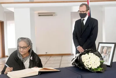 শোক বইয়ে সাক্ষর করছেন প্রধানমন্ত্রী শেখ হাসিনা। ছবি: ফোকাস বাংলা
