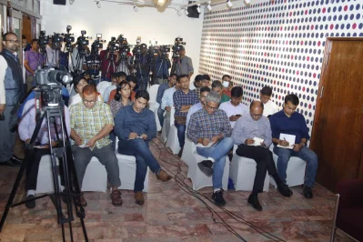 ভারতের বিদায়ী হাইকমিশনার বিক্রম কুমার দোরাইস্বামীর  দুই বছরের দায়িত্ব পালন শেষ উপলক্ষে আয়োজিত সাংবাদিক সম্মেলনে উপস্থিত সাংবাদিকরা।