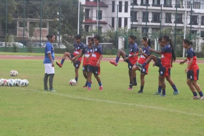 আর্মি হেডকোয়ার্টার্স মাঠে অনুশীলনে বাংলাদেশের মেয়েরা। ছবি- বাফুফে