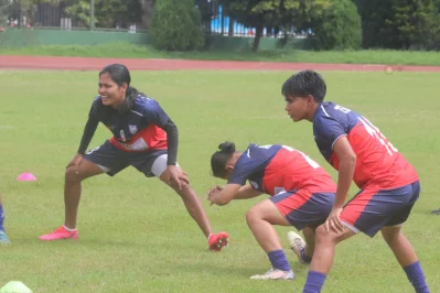 আর্মি হেডকোয়ার্টার্স মাঠে অনুশীলনে বাংলাদেশের মেয়েরা। ছবি- বাফুফে
