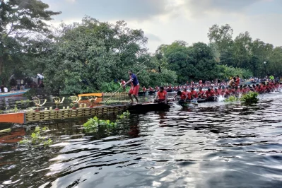  বাড়তি আকর্ষণ ছিল নৌকায় নৌকায় মেলা 