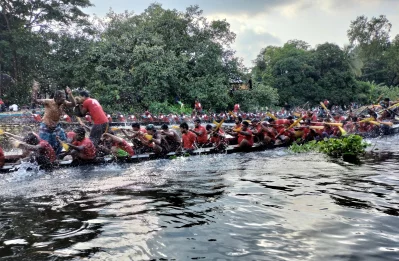 দৃষ্টি নন্দন এসব নৌকা তুমুল বাইচ শুরু করে