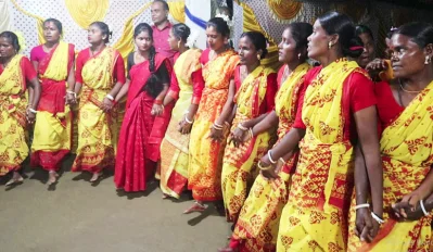 নেচে-গেয়ে কারাম উৎসব পালন