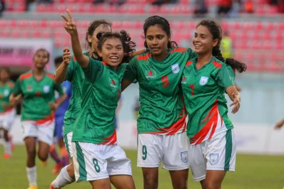 লাল-সবুজের জার্সিটাকে শিরোপার রঙ্গে রাঙিয়েছে বাংলারে এই দামাল মেয়েরাই। ছবি- বাফুফে