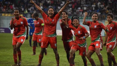 জোড়া গোল করা কৃষ্ণার উদ্ধত দুই হাতই যেন বুঝিয়ে দেয় বাংলার মেয়েদের শিরোপা জেতার প্রত্যয়। ছবি- বাফুফে