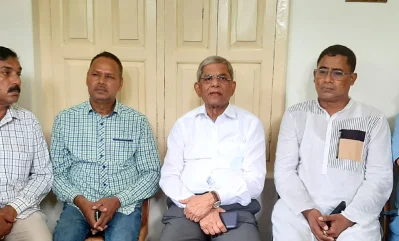 ঠাকুরগাঁও শহরের কালীবাড়িতে নিজ বাসায় সাংবাদিকদের সঙ্গে মতবিনিময়কালে মির্জা ফখরুল ইসলাম আলমগীর। ছবি: সংগৃহীত