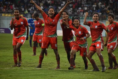 ফাইনালে জোড়া গোল, কৃষ্ণার ওই উদ্ধত দুই হাতই যেন জানিয়ে দেয় আধার পেরিয়ে মাথা উচু করে দাঁড়ানোর সংকল্প। ছবি- বাফুফে