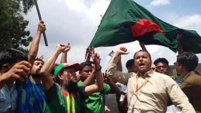 সোনার মেয়েদের বরণ করে নিতে বিমানবন্দরে সাধারাণ মানুষের ঢল। ছবি- সংগৃহীত