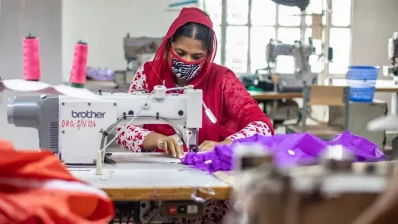 পোশাকশিল্পের কারখানায় কর্মরত শ্রমিক। 