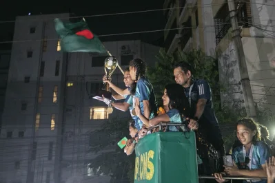 নারী ফুটবলাররা সাফে অপরাজিত চ্যাম্পিয়ন হয়ে দেশে ফিরে পেলেন রাজসিক সংবর্ধনা। ছবি: আবদুল গণি