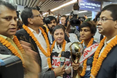 নারী ফুটবলাররা সাফে অপরাজিত চ্যাম্পিয়ন হয়ে দেশে ফিরে বিমানবন্দরে পেলেন রাজসিক সংবর্ধনা। ছবি: আবদুল গণি