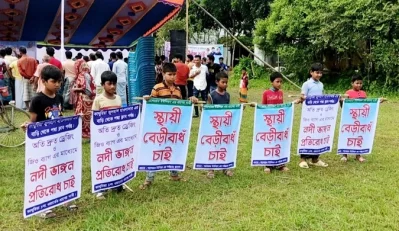 নদীভাঙনের শিকার এসব পরিবার এখন আর ত্রাণ নয়, ভাঙন রোধে দ্রুত স্থায়ী বেড়িবাঁধ চান।
