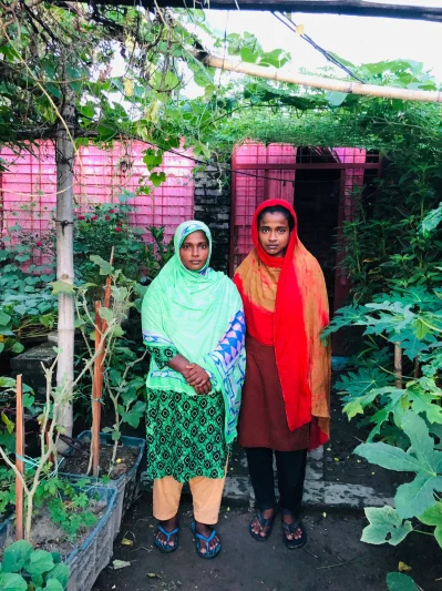 নিলার মা বাছিরন আক্তার আর বোন সুরভী আক্তার। ছবি- সংগৃহীত