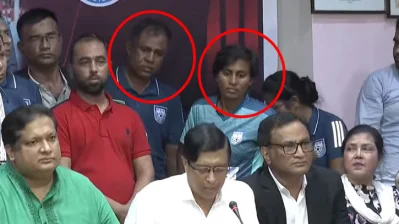 সম্মেলনের বাকী সময় পেছনেই দাঁড়িয়ে থাকতে হয় কোচ ও অধিনায়ককে।