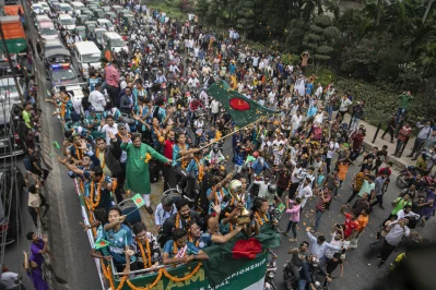 নারী ফুটবলাররা সাফে অপরাজিত চ্যাম্পিয়ন হয়ে দেশে ফিরে বিমানবন্দরে পেলেন রাজসিক সংবর্ধনা। ছবি: আবদুল গণি