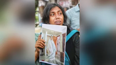 রহিমা বেগমের ছবি হাতে মেয়ে মরিয়ম মান্নান। 