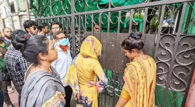 বাংলাদেশ আওয়ামী লীগের সভানেত্রী শেখ হাসিনার ধানমণ্ডির রাজনৈতিক কার্যালয়ে ইডেন মহিলা কলেজের বহিষ্কৃত ছাত্রলীগ নেতারা। 