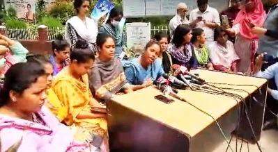 ইডেন মহিলা কলেজে আয়োজিত সংবাদ সম্মেলনে বহিষ্কৃত ছাত্রলীগ নেতারা। 