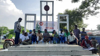 শহীদ মিনারে র&zwj;্যালিতে অংশকারীরা। ছবি: ইত্তেফাক