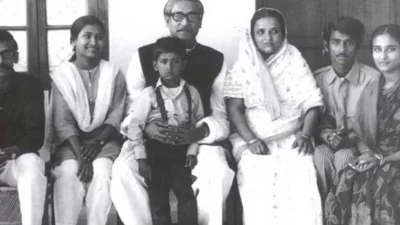 পরিবারের সঙ্গে শেখ হাসিনা (ডানে)। 
