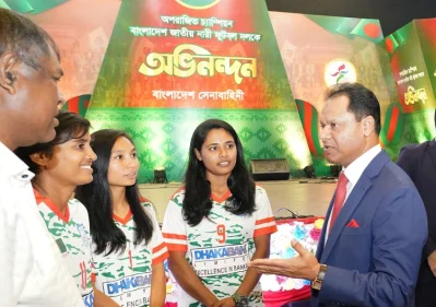 সাফ জয়ী নারী ফুটবলারদের সঙ্গে কথা বলেন সেনাবাহিনী প্রধান