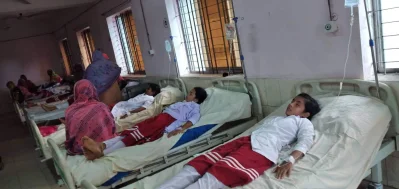 বিদ্যালয়ের পানি পান করে ৬০ শিক্ষার্থী হাসপাতালে। ছবি- ইত্তেফাক