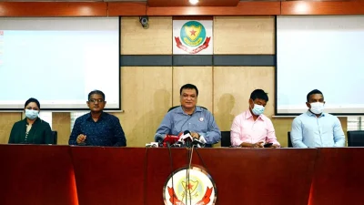 সংবাদ সম্মেলনে সাংবাদিকদের সঙ্গে কথা বলেন এ কে এম হাফিজ আক্তার