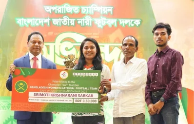 সাফ জয়ী নারী ফুটবলারদের পুরষ্কৃত করেন সেনাবাহিনী প্রধান।