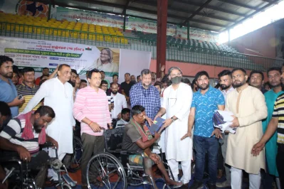 অসহায় দুঃস্থদের মাঝে শাড়ী-লুঙ্গি বিতরণ করেন যুবলীগ চেয়ারম্যান ও সাধারণ সম্পাদক ।