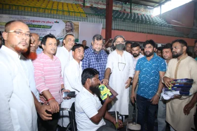 অসহায় দুঃস্থদের মাঝে শাড়ী-লুঙ্গি বিতরণ করেন যুবলীগ চেয়ারম্যান ও সাধারণ সম্পাদক 
