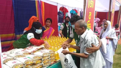 নিত্যপ্রয়োজনীয় সামগ্রী নিচ্ছেন এক ব্যক্তি। ছবি: ইত্তেফাক