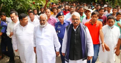 ঈশ্বরদী মৌবাড়িয়া দুর্গা মন্দির পরিদর্শনে জাতীয় সংসদের ডেপুটি স্পিকার বীর মুক্তিযোদ্ধা শামসুল হক টুকু। ছবি- সংগৃহীত