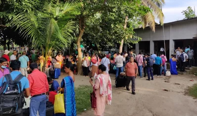 আখাউড়া চেকপোস্টে ভারতগামী যাত্রীদের ঢল। ছবি- ইত্তেফাক