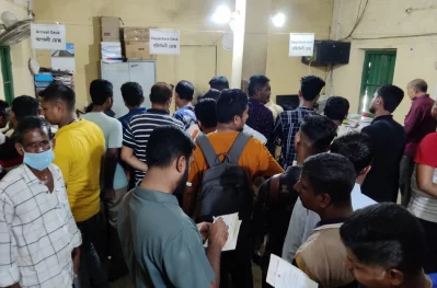 দুর্গাপূজার ছুটিতে আখাউড়া চেকপোস্টে ভারতগামী যাত্রীদের ঢল। ছবি- ইত্তেফাক
